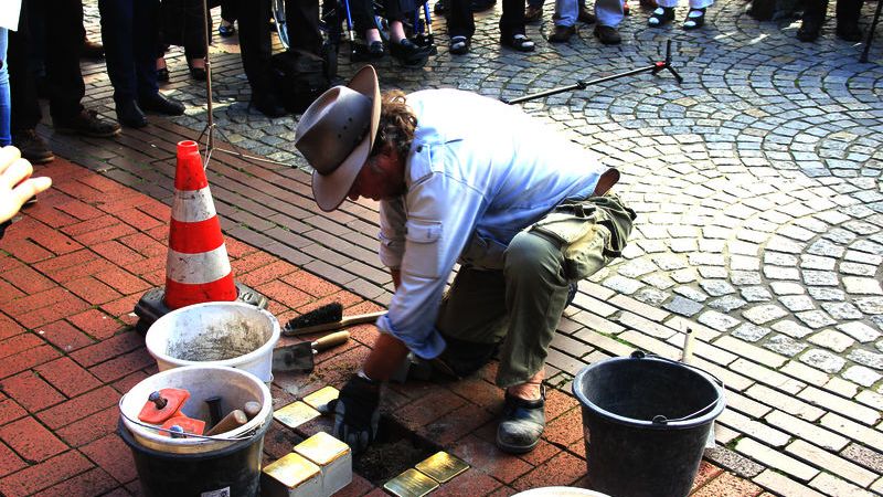 Verlegung von Stolpersteinen