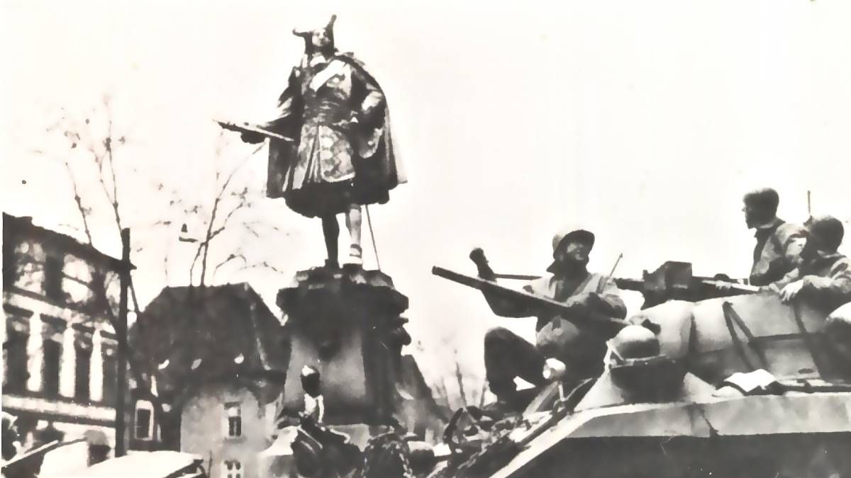 Panzer vor einem Denkmal