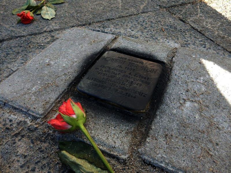 Stolpersteine in Moers beschmiert!
